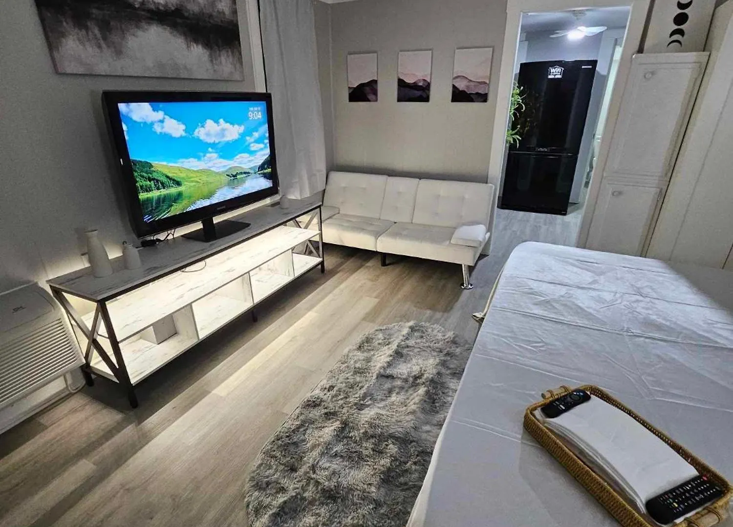 Cozy Studio With King Bed At Central Louisville Apartment