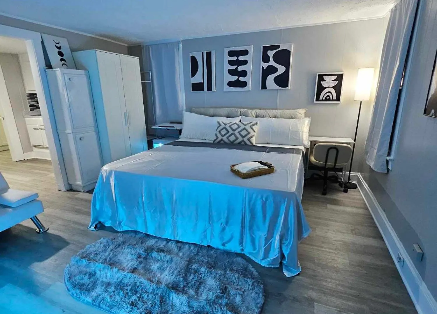 Cozy Studio With King Bed At Central Louisville